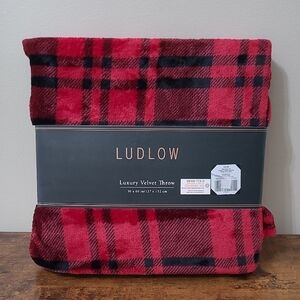 NWT Ludlow Red & Black Luxury Velvet Throw 50in x 60in